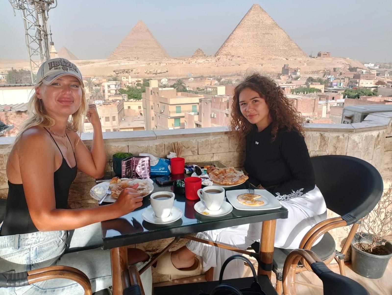 Imhotep Pyramids View Inn Kafrat al Jabal Bagian luar foto
