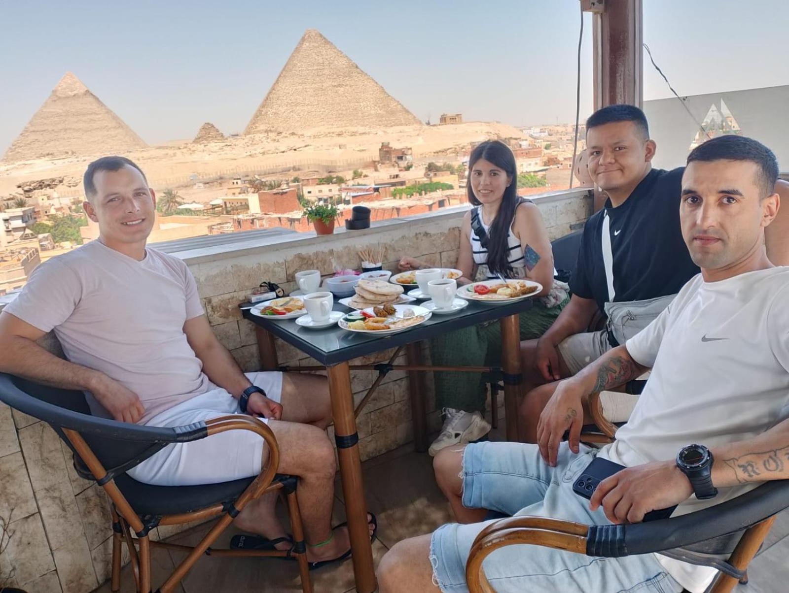 Imhotep Pyramids View Inn Kafrat al Jabal Bagian luar foto