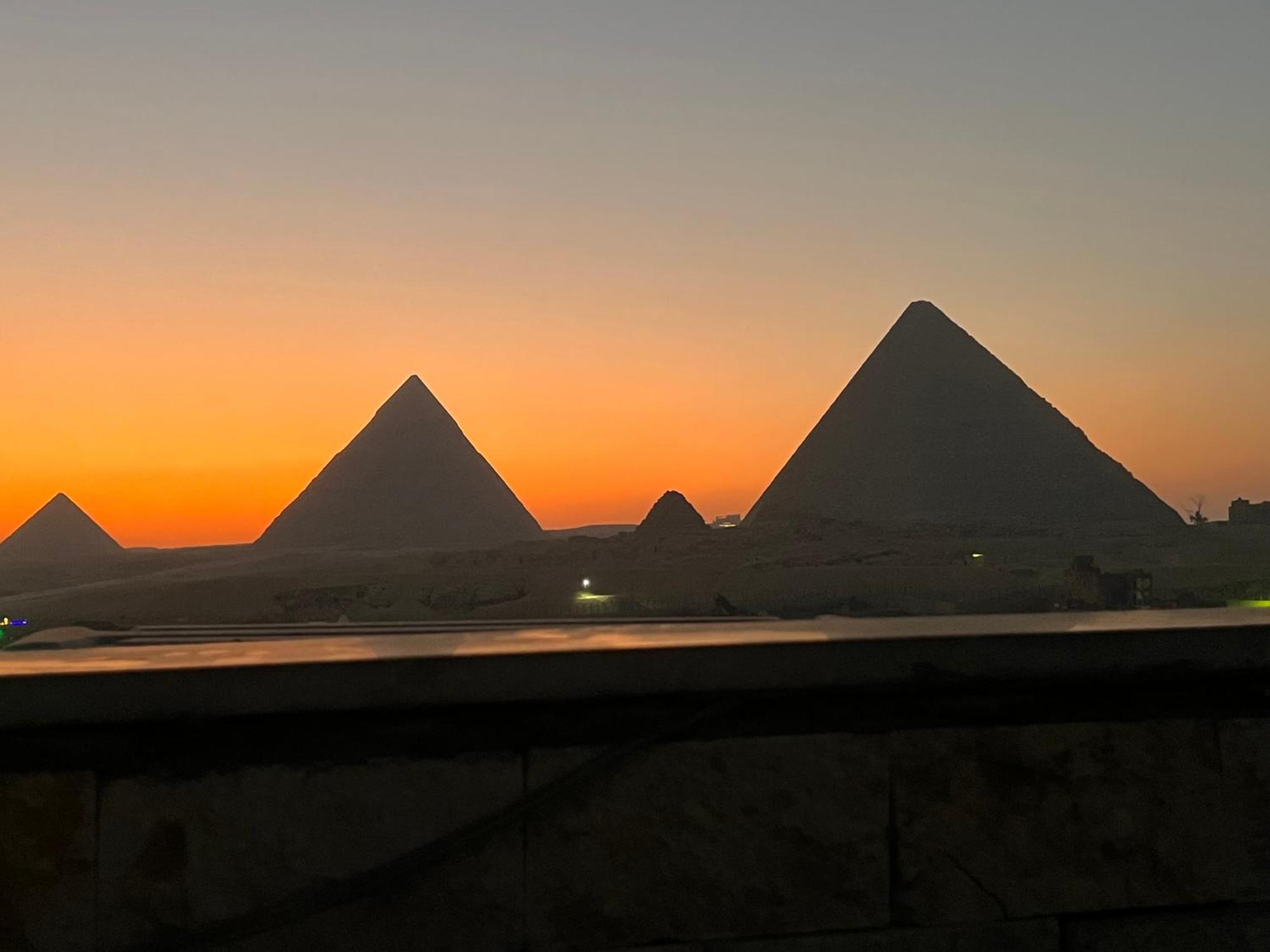 Imhotep Pyramids View Inn Kafrat al Jabal Bagian luar foto