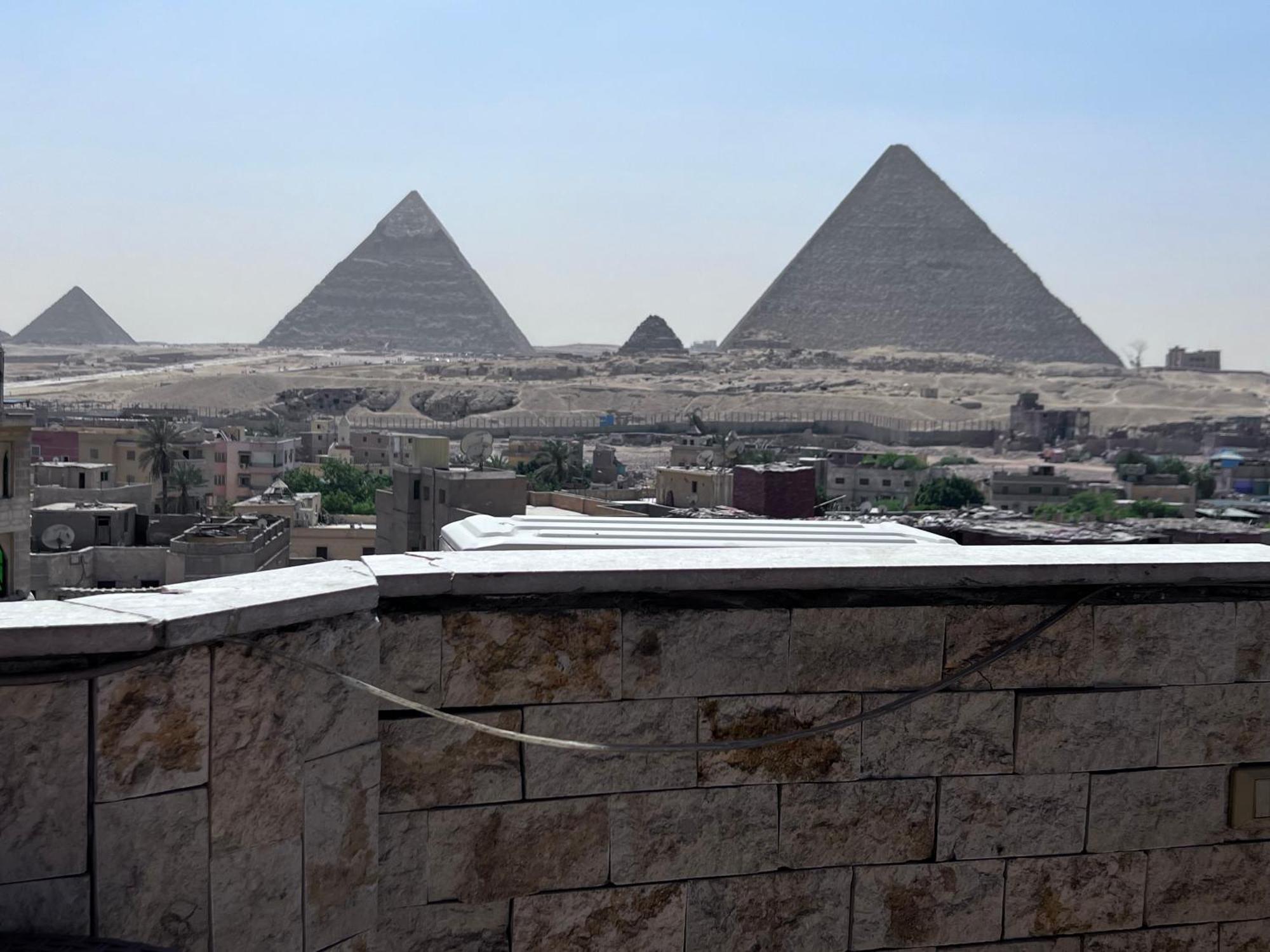 Imhotep Pyramids View Inn Kafrat al Jabal Bagian luar foto