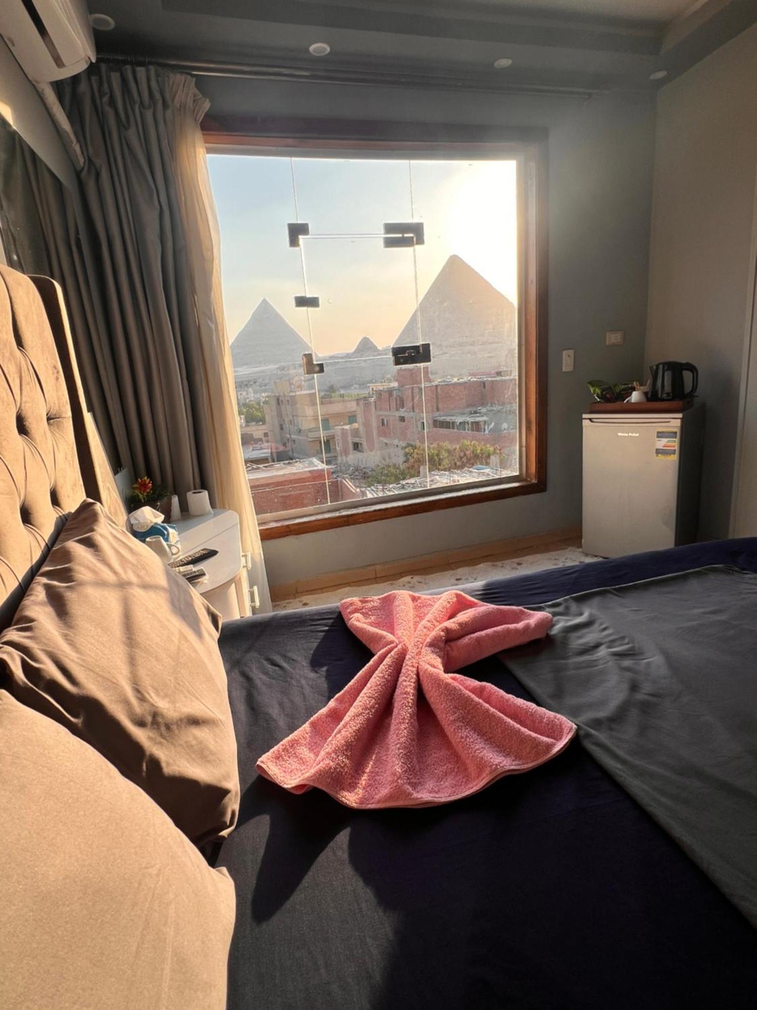 Imhotep Pyramids View Inn Kafrat al Jabal Bagian luar foto