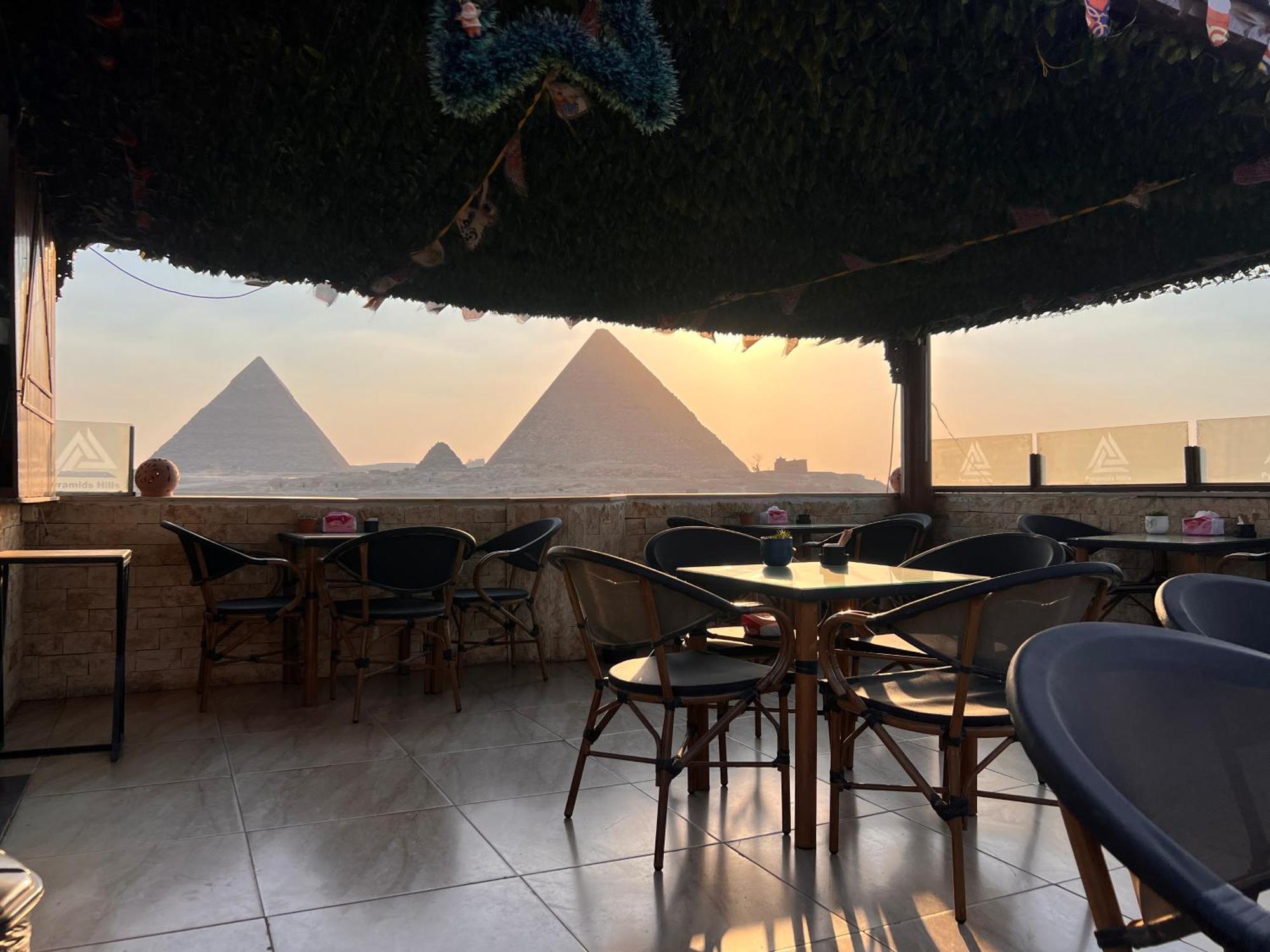 Imhotep Pyramids View Inn Kafrat al Jabal Bagian luar foto